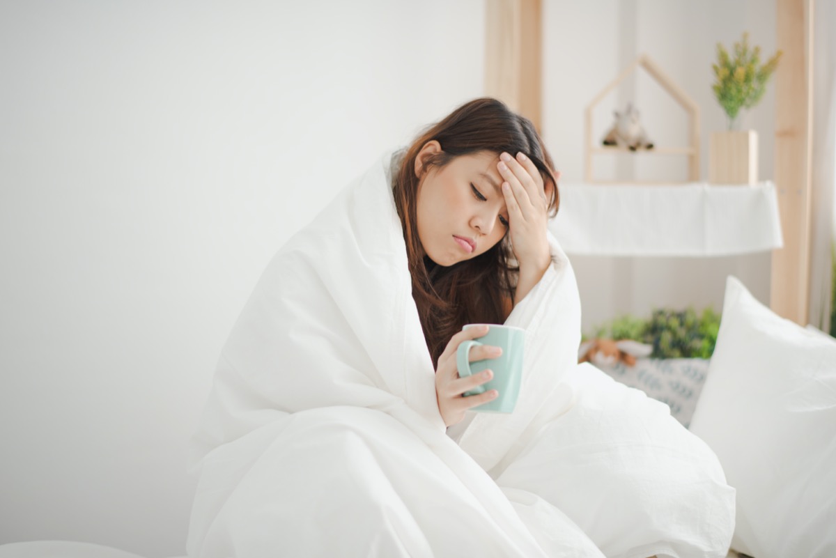 Простуда с одной стороны. White Blanket. Бланкет Вайт. Woman sleeping White Blanket.